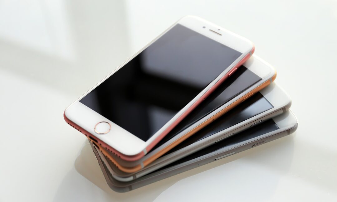 4台斜めに重なったスマホ