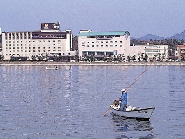 松江しんじ湖温泉としじみ漁する男性と船
