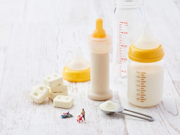 ミルクと哺乳瓶のセット