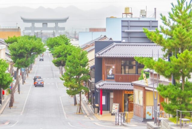 出雲大社前の大通りの坂道