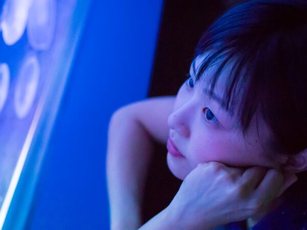 水槽内のクラゲを見ている女性の目