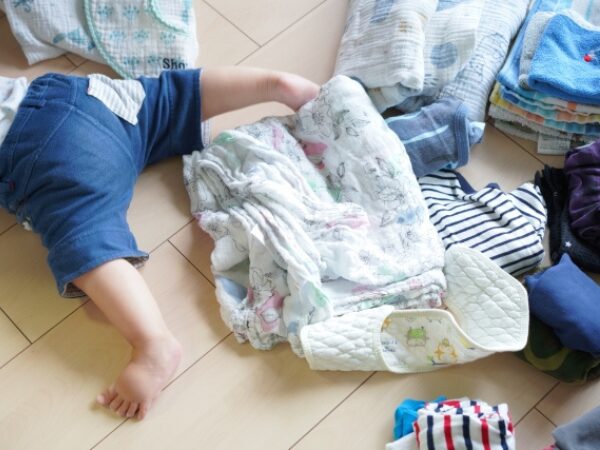 畳まれた赤ちゃんの着替えたち