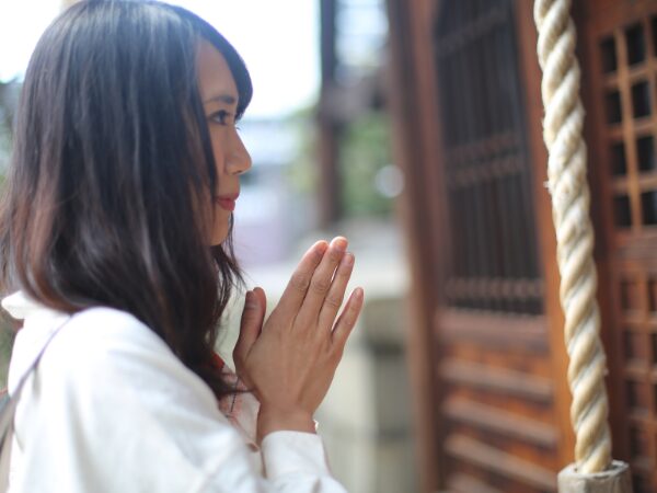 参拝する女性