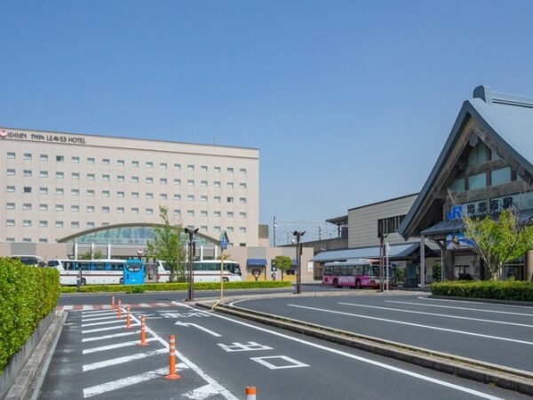 JR出雲市駅北口から見たツインリーブスホテル出雲