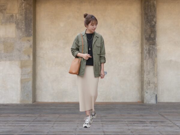 カーキ色のジャケットを着た女性
