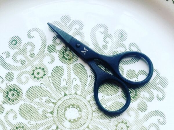 黒い「M」と書いてある糸切りバサミ