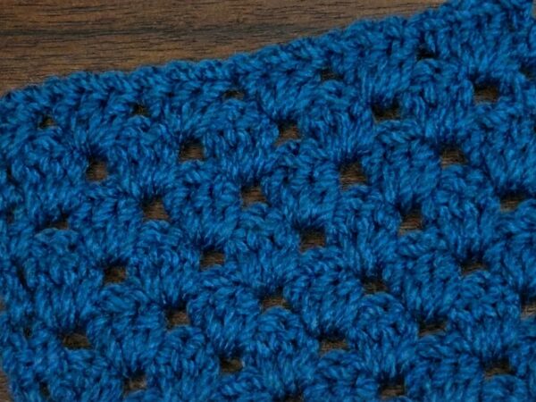 青い毛糸でグラニーステッチ編み