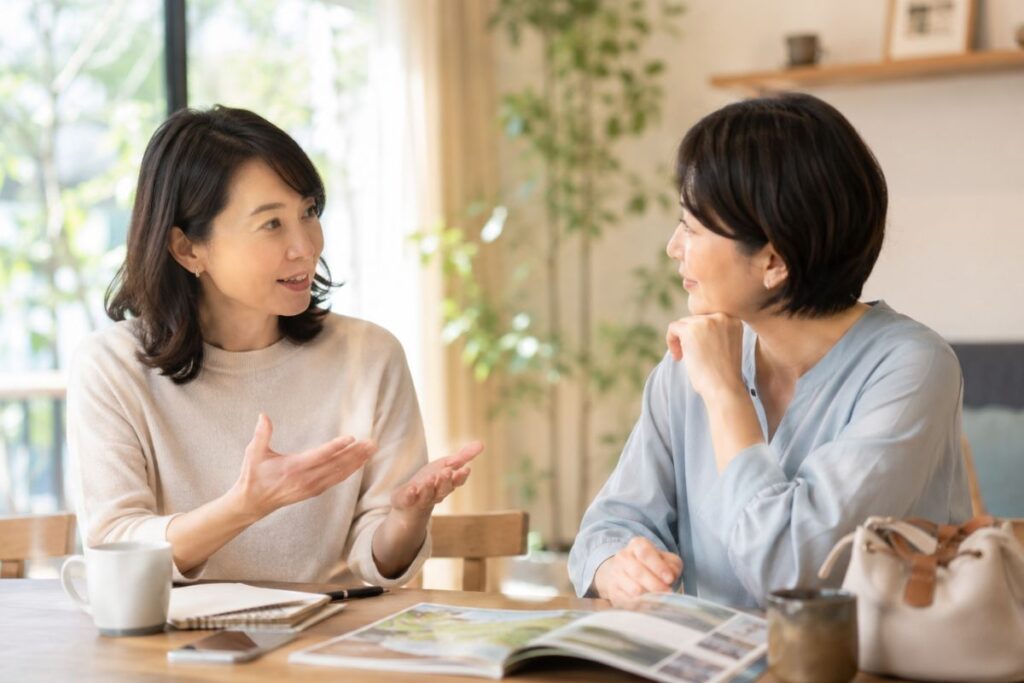 話をしている女性2人