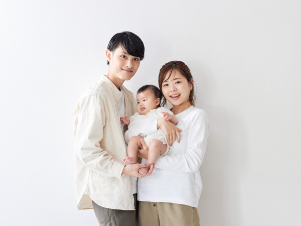 赤ちゃんを真ん中に20代の夫婦と3人家族