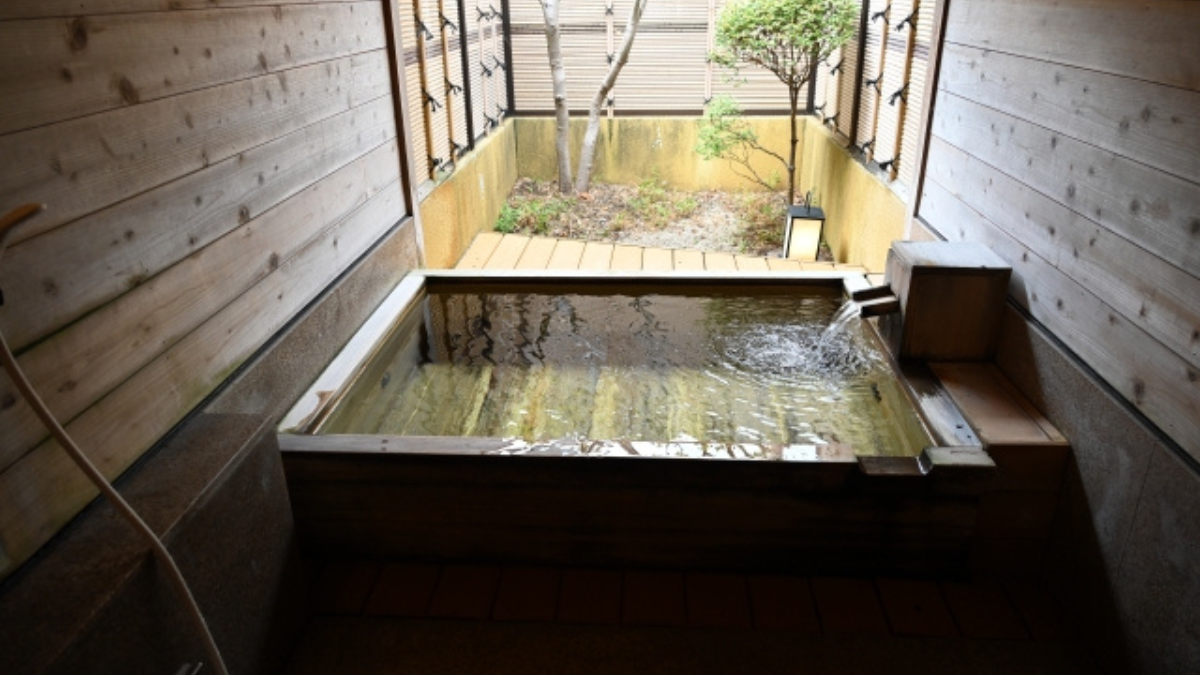 木の湯船がある落ち着いた貸切風呂